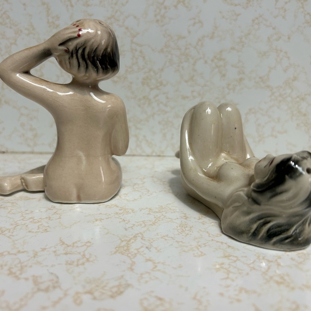 Vintage Ceramic Nude ladies salt and pepper shaker set - Picture 6 of 12